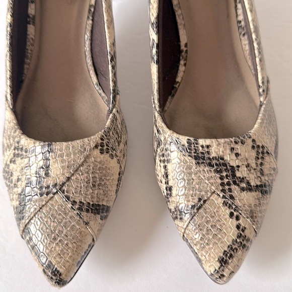 Clark’s Collection Linvale Sage Taupe Snakeskin 7 Pumps Heels Pointy Toe Slip On - Picture 5 of 9